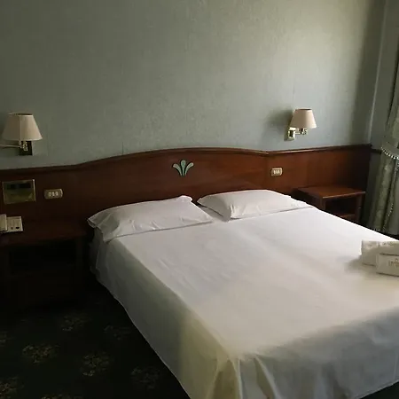 Hotel De La 4*
