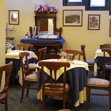 德拉别墅酒店 4*