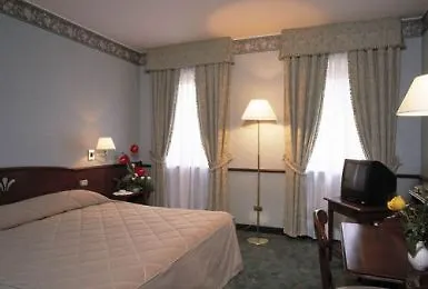 德拉别墅酒店 4*