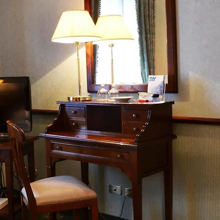 Hotel De La 4*